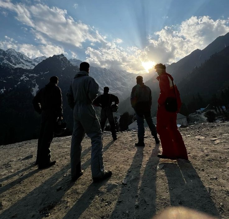 explore himalaya with friends 